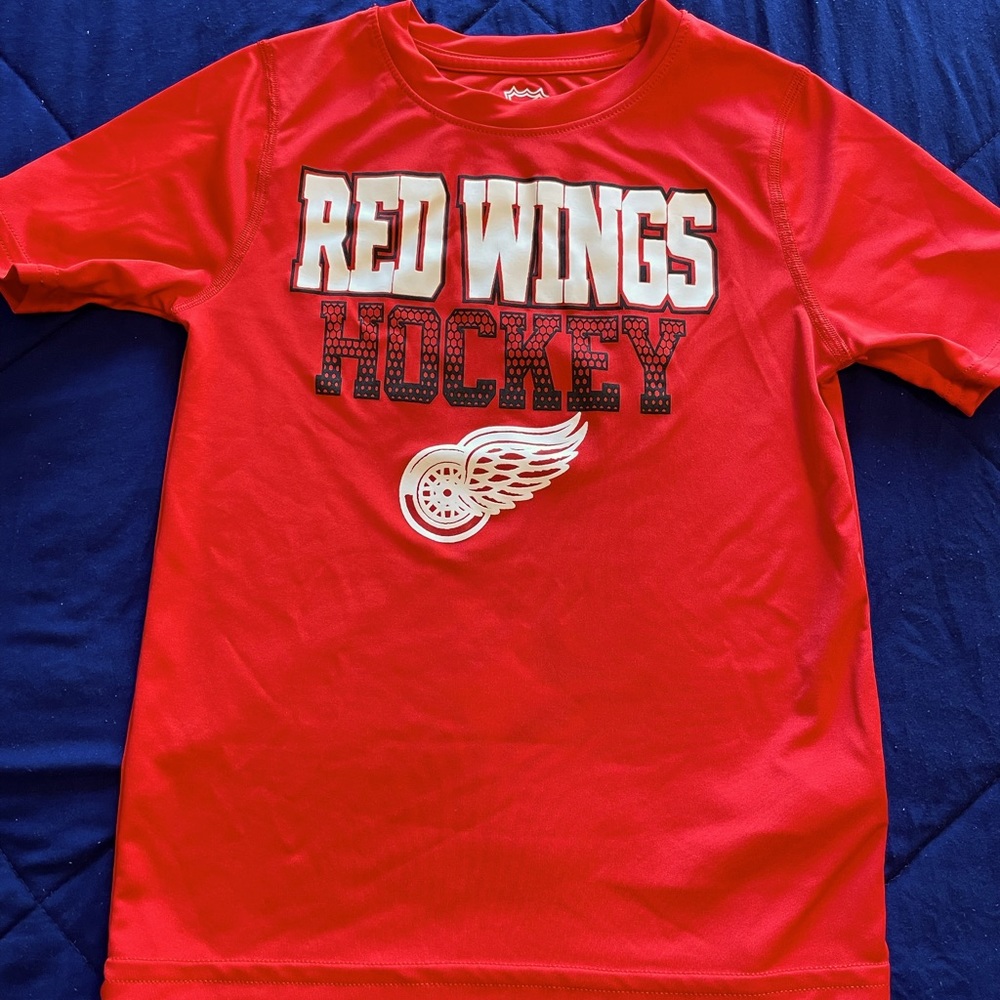 Size large Red Wings boy t- shirt. Fits like a youth small.